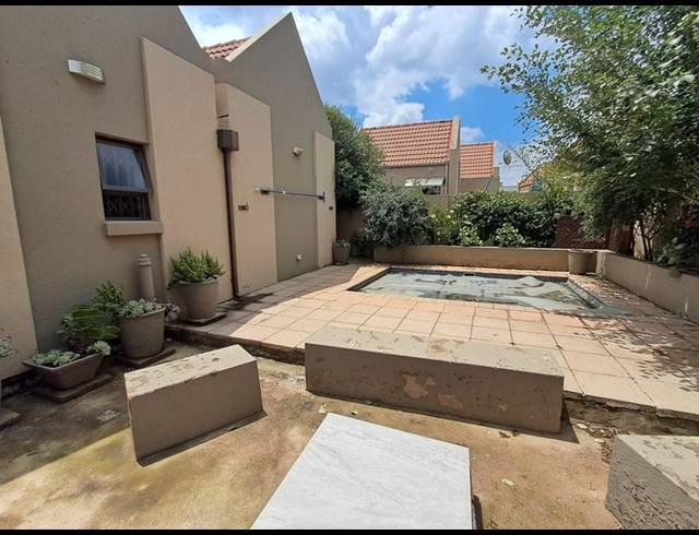 3 BEDROOM PROPERTY TO RENT IN LAKEFIELD